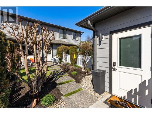 987 Laurier Avenue, Kelowna, BC - Outdoor With Exterior