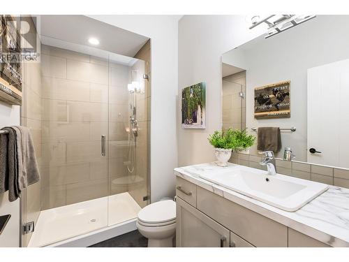 987 Laurier Avenue, Kelowna, BC - Indoor Photo Showing Bathroom