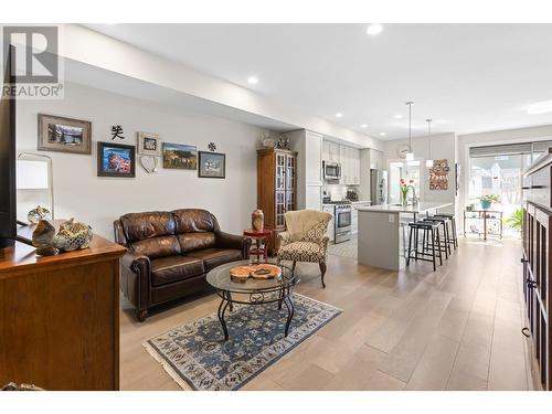 987 Laurier Avenue, Kelowna, BC - Indoor Photo Showing Living Room