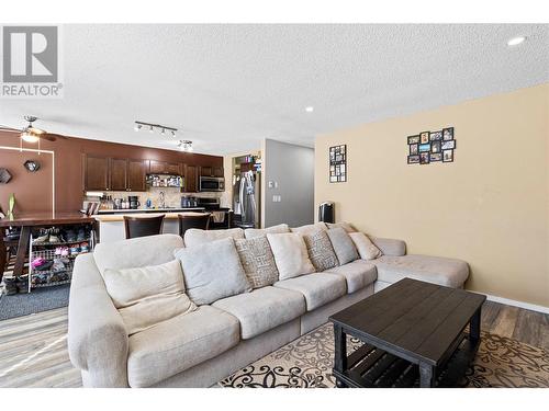 4731 71 Avenue Ne, Canoe, BC - Indoor Photo Showing Living Room