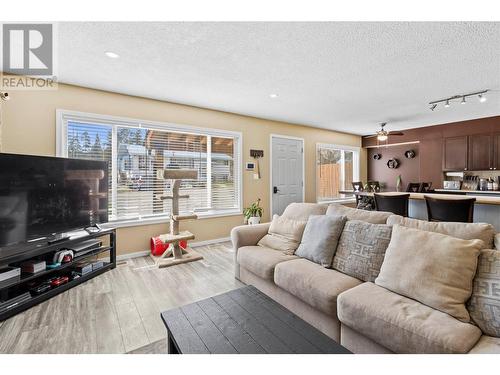 4731 71 Avenue Ne, Canoe, BC - Indoor Photo Showing Living Room