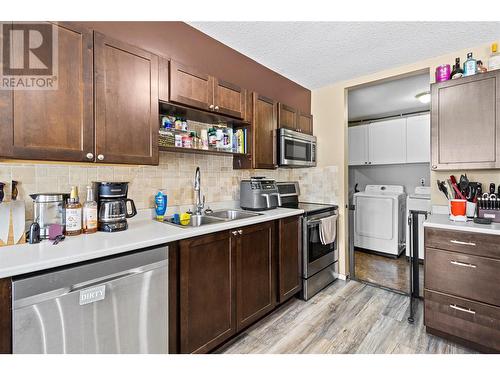 4731 71 Avenue Ne, Canoe, BC - Indoor Photo Showing Kitchen With Double Sink