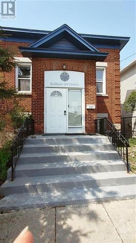 Solid concrete step at entry. - 357 Wilmont Avenue, Ottawa, ON 