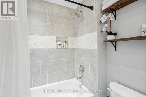 11 Delaware St, St. Catharines, ON - Indoor Photo Showing Bathroom