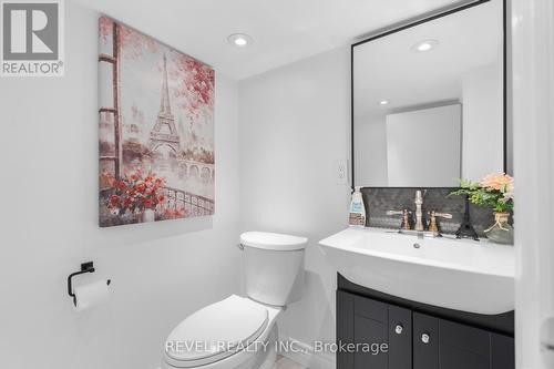 11 Delaware St, St. Catharines, ON - Indoor Photo Showing Bathroom