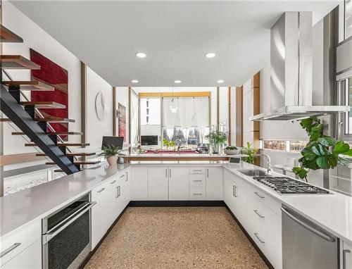490 Seekings Street, Headingley, MB - Indoor Photo Showing Kitchen With Upgraded Kitchen