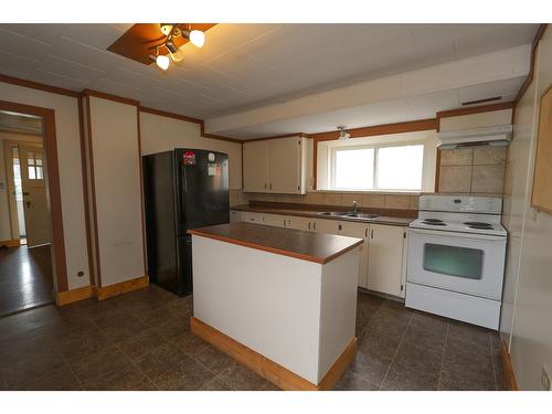 485 Mark Street, Kimberley, BC - Indoor Photo Showing Kitchen With Double Sink