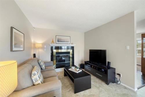 90 Oakridge Cove, Oak Bluff, MB - Indoor Photo Showing Living Room With Fireplace