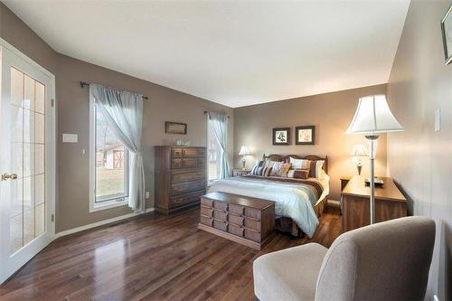 90 Oakridge Cove, Oak Bluff, MB - Indoor Photo Showing Bedroom