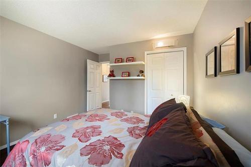 90 Oakridge Cove, Oak Bluff, MB - Indoor Photo Showing Bedroom
