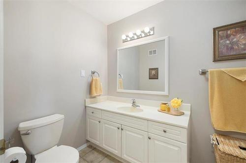 90 Oakridge Cove, Oak Bluff, MB - Indoor Photo Showing Bathroom