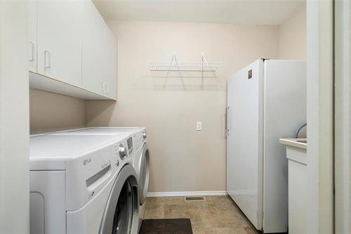90 Oakridge Cove, Oak Bluff, MB - Indoor Photo Showing Laundry Room