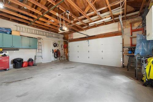90 Oakridge Cove, Oak Bluff, MB - Indoor Photo Showing Garage