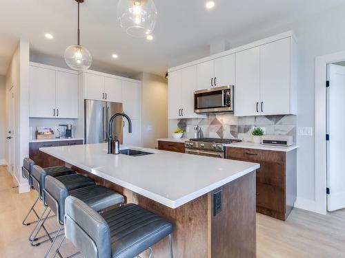 3384 Lavender Lane, Kelowna, BC - Indoor Photo Showing Kitchen With Upgraded Kitchen