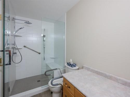 704-2245 Atkinson Street, Penticton, BC - Indoor Photo Showing Bathroom