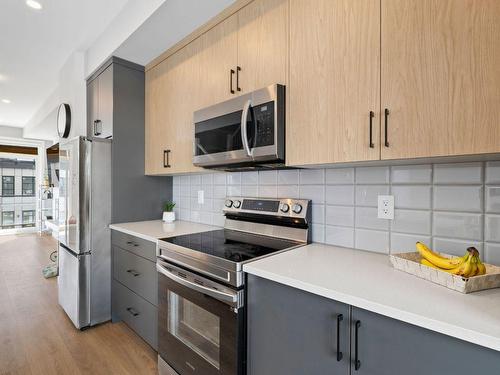 145-1435 Cara Glen Court, Kelowna, BC - Indoor Photo Showing Kitchen With Upgraded Kitchen