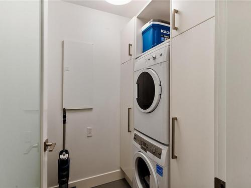 406-1370 Beach Dr, Oak Bay, BC - Indoor Photo Showing Laundry Room
