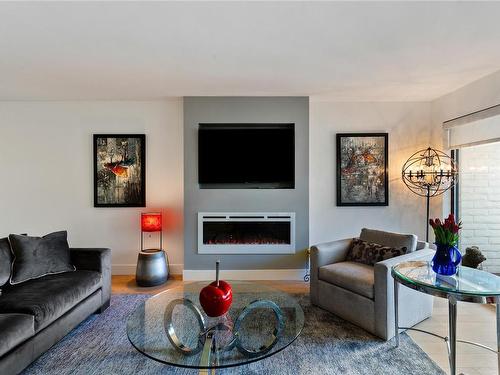 406-1370 Beach Dr, Oak Bay, BC - Indoor Photo Showing Living Room