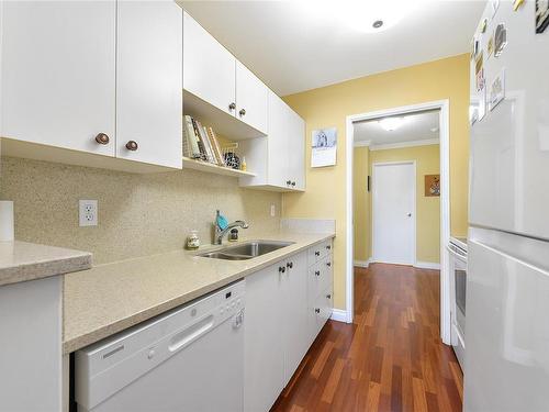 401-1115 Rockland Ave, Victoria, BC - Indoor Photo Showing Kitchen With Double Sink