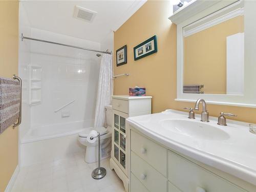 401-1115 Rockland Ave, Victoria, BC - Indoor Photo Showing Bathroom