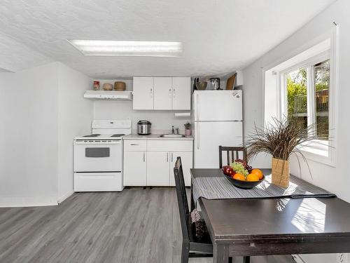 415 Boleskine Rd, Saanich, BC - Indoor Photo Showing Kitchen