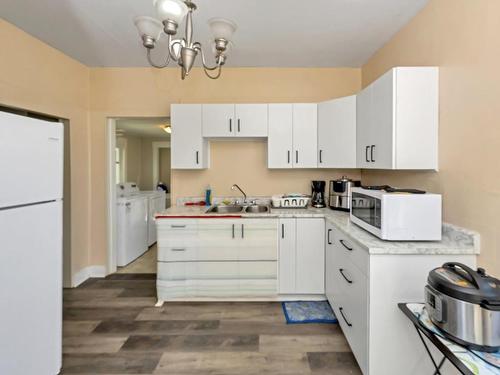 415 Boleskine Rd, Saanich, BC - Indoor Photo Showing Kitchen With Double Sink