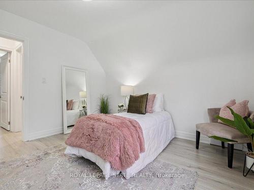 2015 Stanfield Rd, Mississauga, ON - Indoor Photo Showing Bedroom