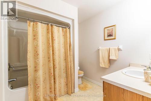 11 Somerset Glen, Guelph, ON - Indoor Photo Showing Bathroom