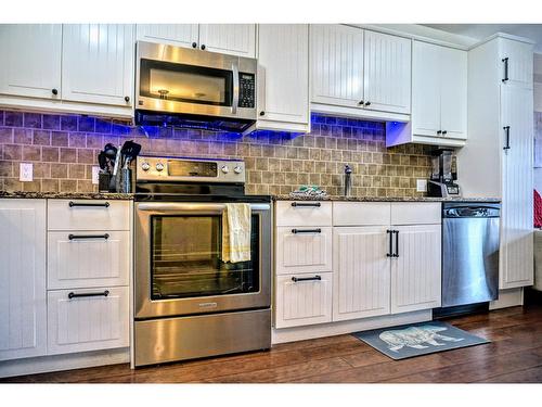 502 - 2080 Summit Drive, Panorama, BC - Indoor Photo Showing Kitchen With Upgraded Kitchen