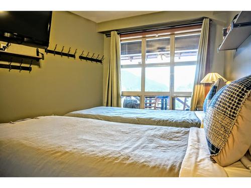 502 - 2080 Summit Drive, Panorama, BC - Indoor Photo Showing Bedroom