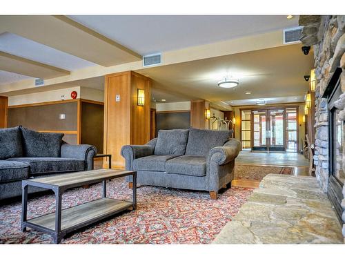 502 - 2080 Summit Drive, Panorama, BC - Indoor Photo Showing Living Room