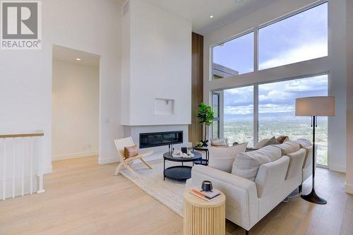 1054 Emslie Street, Kelowna, BC - Indoor Photo Showing Living Room With Fireplace