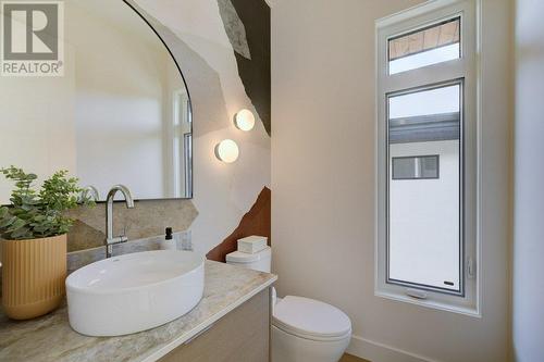 1054 Emslie Street, Kelowna, BC - Indoor Photo Showing Bathroom