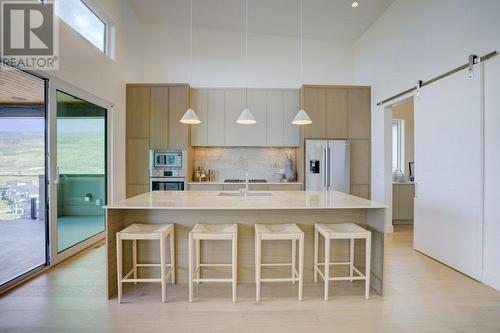 1054 Emslie Street, Kelowna, BC - Indoor Photo Showing Kitchen With Upgraded Kitchen
