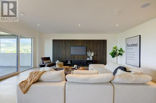 1054 Emslie Street, Kelowna, BC - Indoor Photo Showing Living Room