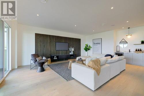 1054 Emslie Street, Kelowna, BC - Indoor Photo Showing Living Room