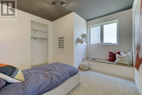 1054 Emslie Street, Kelowna, BC - Indoor Photo Showing Bedroom