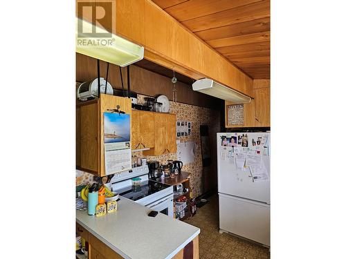 215 Cambie Road, Kelowna, BC - Indoor Photo Showing Kitchen