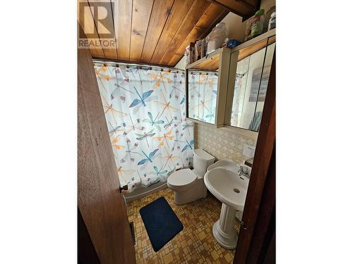 215 Cambie Road, Kelowna, BC - Indoor Photo Showing Bathroom