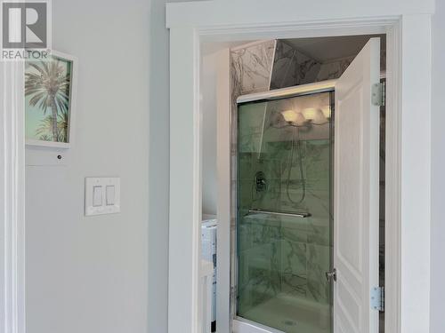 1560 Bay  Avenue, Trail, BC - Indoor Photo Showing Bathroom