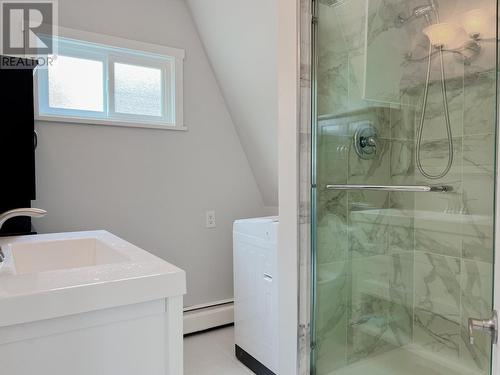 1560 Bay  Avenue, Trail, BC - Indoor Photo Showing Bathroom