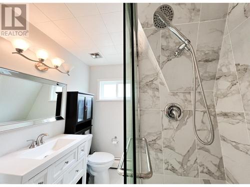 1560 Bay  Avenue, Trail, BC - Indoor Photo Showing Bathroom