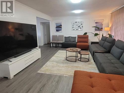 240 Pemberton Road, Kelowna, BC - Indoor Photo Showing Living Room