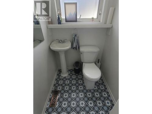 240 Pemberton Road, Kelowna, BC - Indoor Photo Showing Bathroom