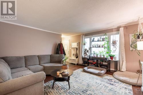 15 Wenlock Crescent, London, ON - Indoor Photo Showing Living Room