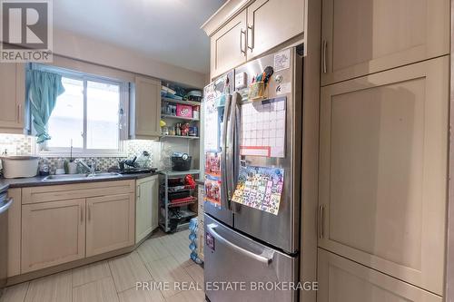15 Wenlock Cres, London, ON - Indoor Photo Showing Kitchen With Double Sink