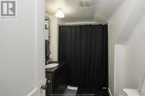 1482-1484 Langlois Avenue, Windsor, ON - Indoor Photo Showing Bathroom