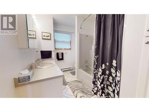 2454 Leisure Road, Blind Bay, BC - Indoor Photo Showing Bathroom