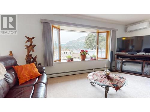2454 Leisure Road, Blind Bay, BC - Indoor Photo Showing Living Room