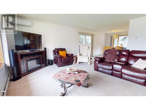 2454 Leisure Road, Blind Bay, BC - Indoor Photo Showing Living Room